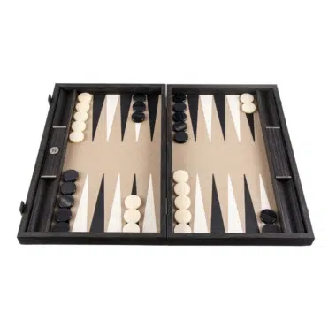 Backgammon aufgeklappt mit schwarzen und elfenbeinfarbenen Steinen auf Schlangenleder-Optik