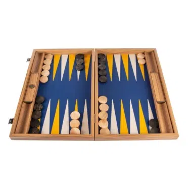 Backgammon aus königsblauem Kunstleder geöffnet mit aufgestellten Holzsteinen
