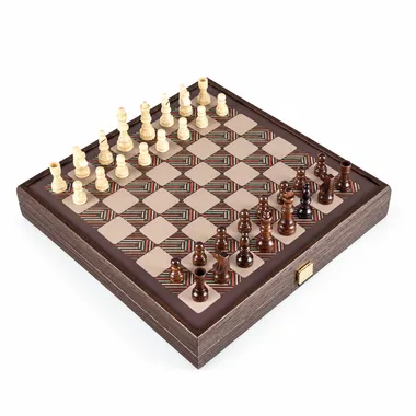 4-in-1-Set geöffnet mit Schachbrett und aufgestellten Holzfiguren