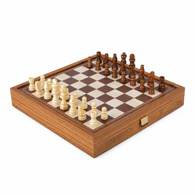 Schachbrett aus Holz mit aufgestellten braunen und weißen Figuren