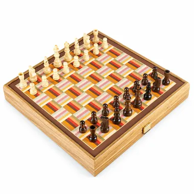 Schachbrett mit buntem Muster geöffnet mit weißen und braunen Schachfiguren im Spiel