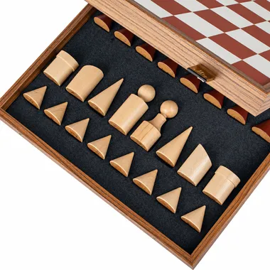 Schachspiel-Set im Bauhaus-Stil aus Holz mit Spielfläche aus Kunstleder - Terrakotta & Weiß - 40 x 40 cm