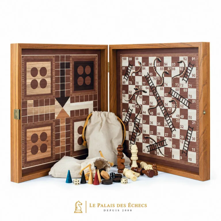 Geöffnete 4-in-1-Holzbox mit Schach, Backgammon, Ludo und Leiterspiel