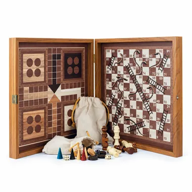 Geöffnete 4-in-1-Holzbox mit Schach, Backgammon, Ludo und Leiterspiel