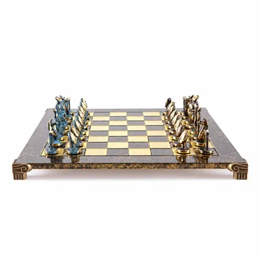 Schachspiel Art Cycladique, blaue und braune Figuren vor dem Schachbrett