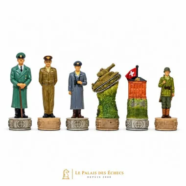 Schachfiguren Zweiter Weltkrieg, Offiziere, Panzer und Soldat in Reihe
