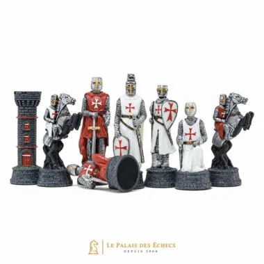 Templer-Schachfiguren aufgereiht, Turm, König zu Pferd und Ritter in Rüstung