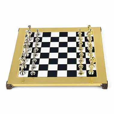 Goldenes Schachbrett mit silbernen und goldenen Staunton-Metallfiguren