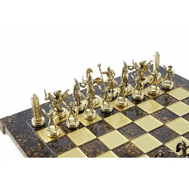 Detailansicht der goldenen Figuren mit griechischen Kriegern auf dem Schachbrett