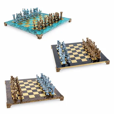 Griechisch-römisches Schachset, drei Ansichten des Metallbretts mit Bronze- und blauen Figuren