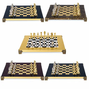 Komplettes Staunton-Schachset in Silber und Gold auf Schachbrett mit Füßen, geöffnete Box