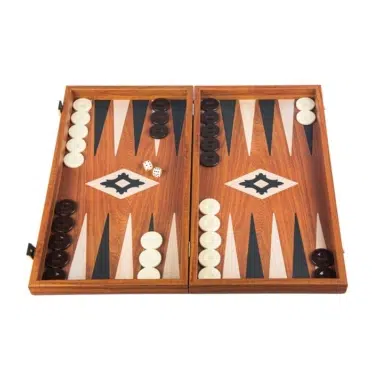 Backgammon aus Mahagoni, geöffnet mit schwarzen und weißen Steinen und Würfeln