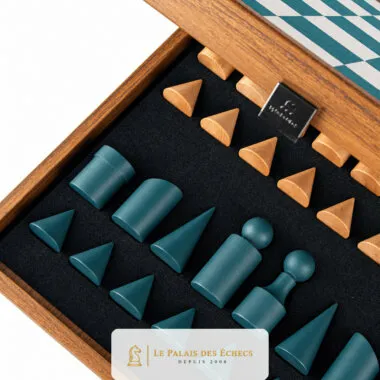 Geometrische blaue und hölzerne Figuren in der geöffneten Aufbewahrungsbox