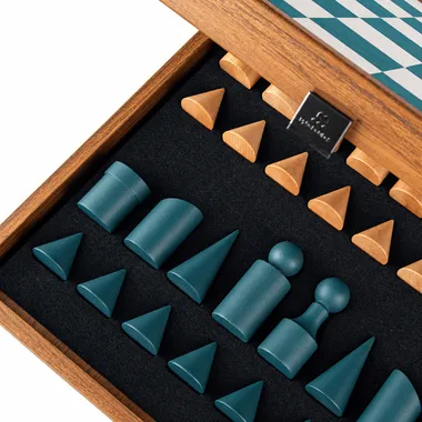 Geometrische blaue und hölzerne Figuren in der geöffneten Aufbewahrungsbox