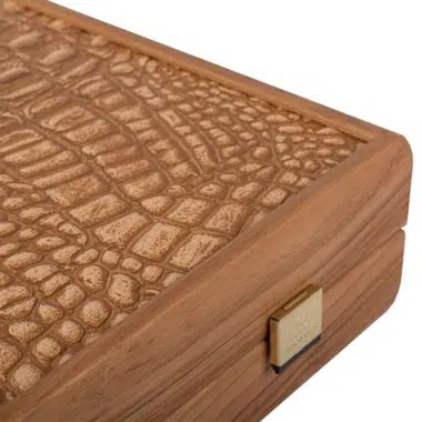Detail der geschlossenen Box, Kroko-Textur und goldener Verschluss in Nahaufnahme