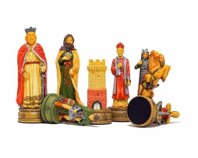 Schachspiel-Set Camelot - Handbemalte Harzfiguren auf Schachbrett aus Wurzelholz und grünem Ahorn – Bild 3