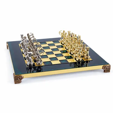 Grün-goldenes Metallschachbrett mit silbernen und goldenen Bogenschützen gegenüberstehend