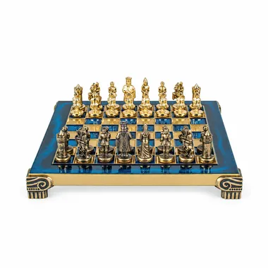 Blaues Metallschachbrett mit goldenen und braunen Figuren des Byzantinischen Reiches