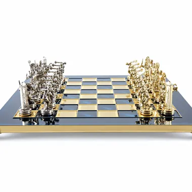 Blau-goldenes Schachbrett von vorne mit aufgereihten goldenen und silbernen Figuren