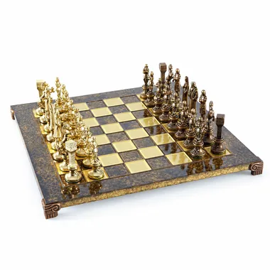 Schachspiel Renaissance in Perspektive mit aufgereihten goldenen und bronzenen Figuren