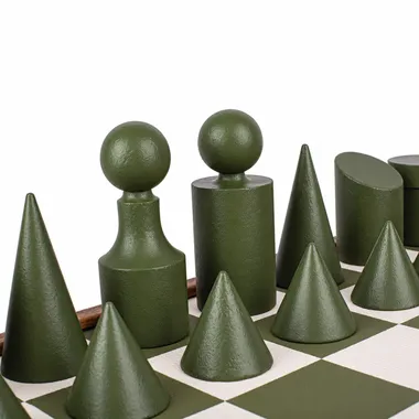 Grüne Schachfiguren im Bauhaus-Stil mit geometrischen Formen auf dem Schachbrett