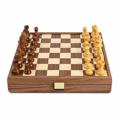 Komplettes Schachset aus Nussbaum und Eiche mit aufgestellten Figuren und geschlossener Box