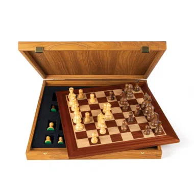 Schachspiel aus Rosenholz und Buchsbaum mit geöffneter Box aus Mahagoni und Eiche