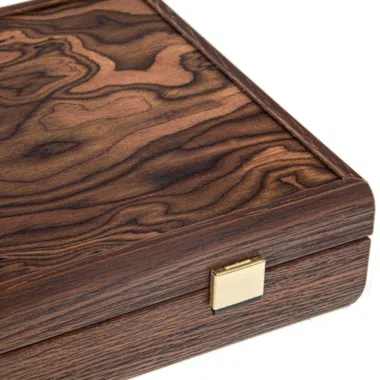 Detailansicht der Nussbaumbox-Ecke mit goldenem Verschluss