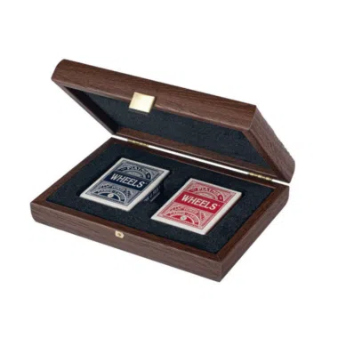 Geöffnete Holzbox mit zwei Wheels-Kartenspielen in Blau und Rot