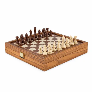 Geöffnetes 2-in-1-Set im Schachmodus mit aufgestellten Holzfiguren