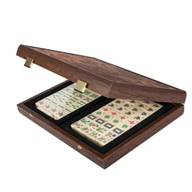 Mahjong-Box aus Nussbaumholz geöffnet, Steine auf schwarzem Filz