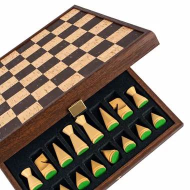 Geöffnete Box mit hellen Holzfiguren im Aufbewahrungsfach
