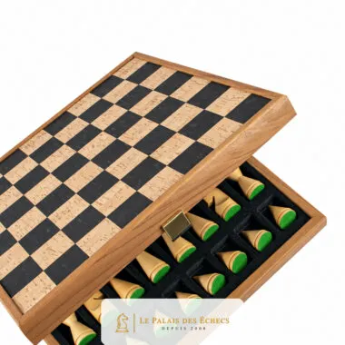 Geöffnetes Schachbrett aus Holz und Kork mit integrierter Aufbewahrungsbox