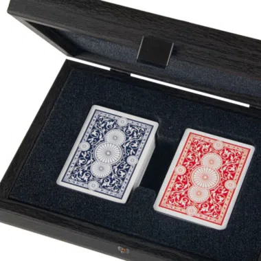 Nahaufnahme der blauen und roten Spielkarten in der geöffneten Box