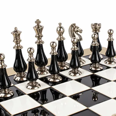 Schwarze Staunton-Figuren aus Metall, Detail von König, Dame und Springer