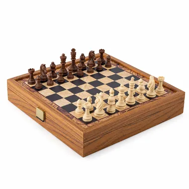 Geöffnete Box mit Holz-Schachbrett und allen aufgestellten Figuren
