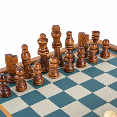 Detailansicht der dunklen Holzschachfiguren auf dem türkisfarbenen Schachbrett