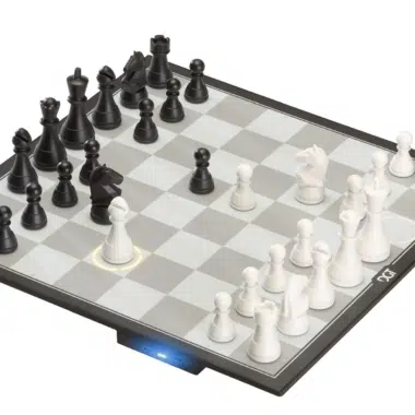 Elektronisches Schachbrett DGT Pegasus schräg fotografiert mit Figuren im Spiel