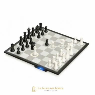 Elektronisches Schachbrett DGT Pegasus schräg fotografiert mit Figuren im Spiel