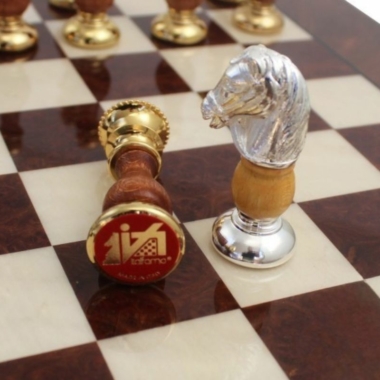 Jeu d’Echecs de Luxe Echiquier en Bois de Bruyère avec Tiroir et Pieces en Laiton Plaque Or et Argent