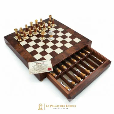 Luxus-Schachspiel mit Schachbrett aus Wurzelholz und geöffneter Figurenschublade