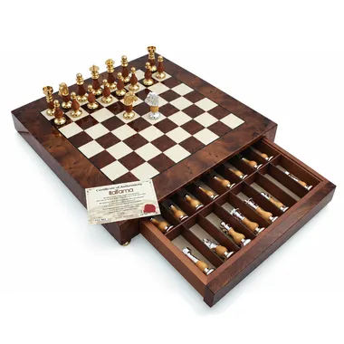 Luxus-Schachspiel mit Schachbrett aus Wurzelholz und geöffneter Figurenschublade