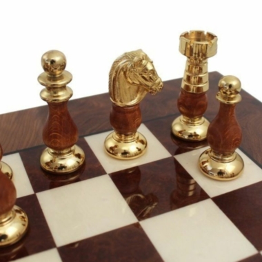 Jeu d’Echecs de Luxe Echiquier en Bois de Bruyère avec Tiroir et Pieces en Laiton Plaque Or et Argent
