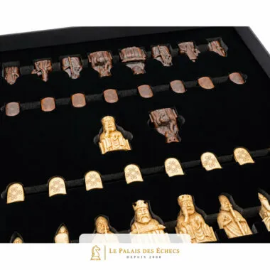 Aufbewahrungsbox Isle of Lewis, Schrägansicht der Figuren in ihren Fächern