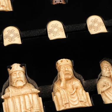 Ensemble d’Échecs Isle of Lewis – Pièces & Échiquier avec Coffret de Présentation