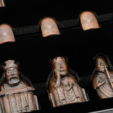 Ensemble d’Échecs Isle of Lewis – Pièces & Échiquier avec Coffret de Présentation