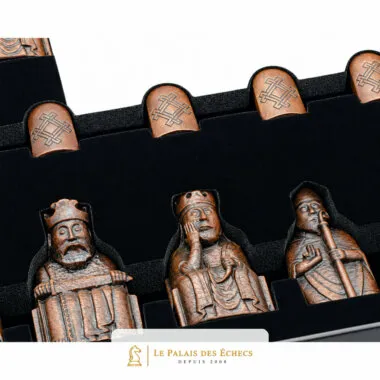 Ile-of-Lewis-Figuren in der Aufbewahrungsbox, König, Bischof und Dame sichtbar