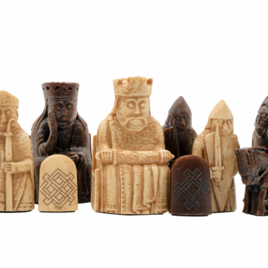 Ensemble d’Échecs Isle of Lewis – Pièces & Échiquier avec Coffret de Présentation