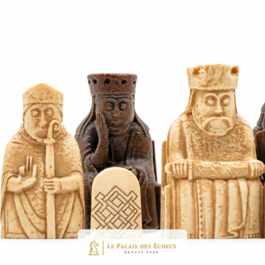 Schachfiguren Isle of Lewis, Nahaufnahme von geschnitzten Königen und Bischof