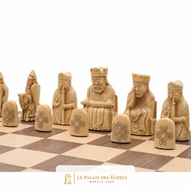 Reihe heller Isle of Lewis Figuren, König und Dame in Nahaufnahme